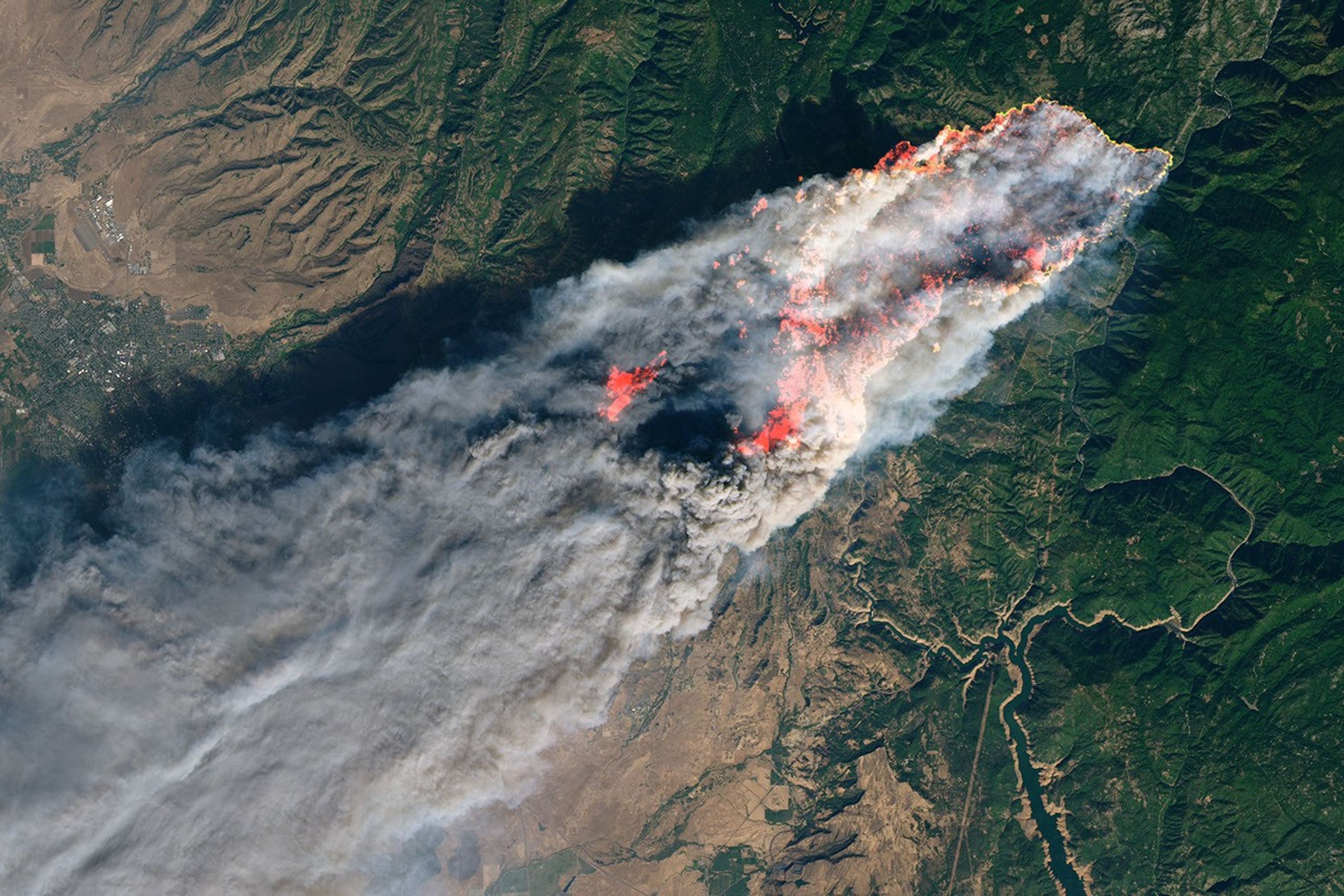 Satellite view of Camp Fire smoke and infrared-highlighted fire fronts near Paradise, California.